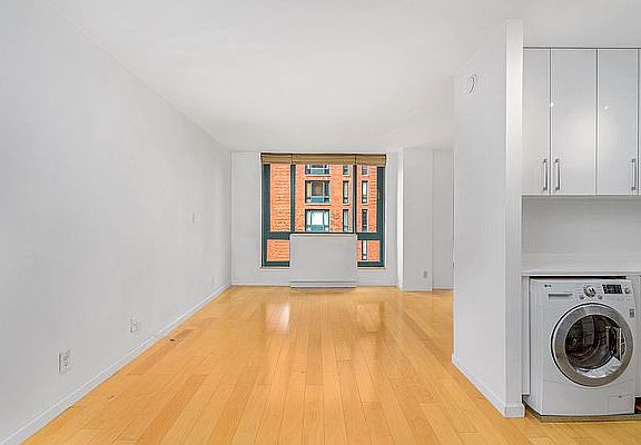 3rd image of 1 Irving Pl APT U15i