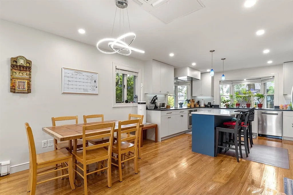 4 bed, 3.5 bath, 3000 sqft, $7,000 — Photo 1