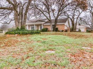 852 Wheelwood Dr, Hurst, TX 76053