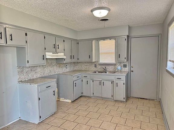 2nd image of 718 SW Ranch Oak Blvd