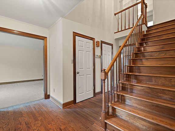 5th image of 113 Whispering Woods Dr