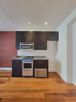 4th image of 315 E 10th St APT 3R