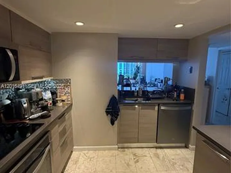 555 NE 15th St #19E — Photo 17