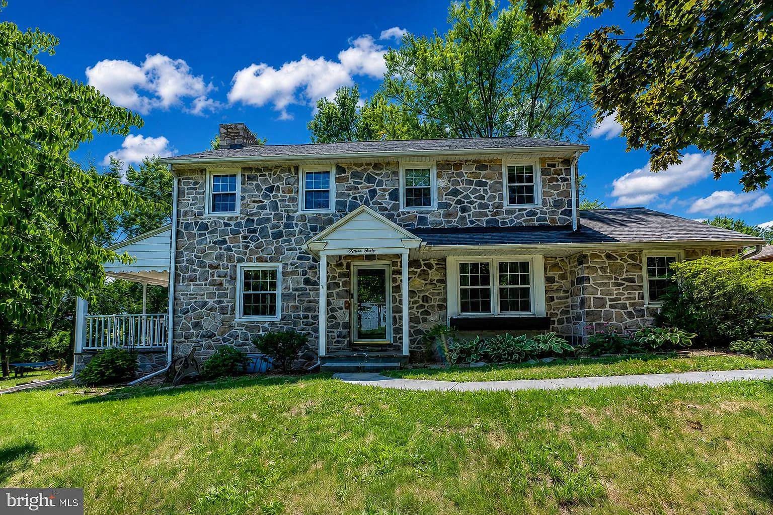 3 bed, 1.5 bath, 2462 sqft, $3,000 — Photo 1