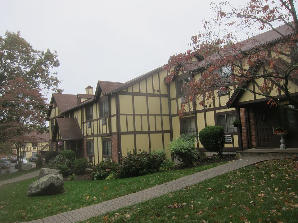 30 Roxbury Lane