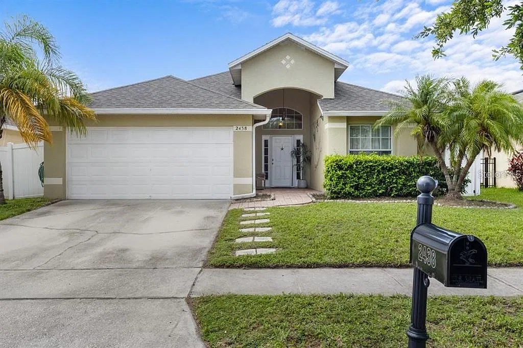 4 bed, 2.0 bath, 1746 sqft, $2,600 — Photo 1