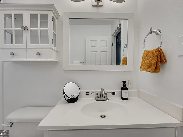 1040 Herndon St NW #B — Photo 16
