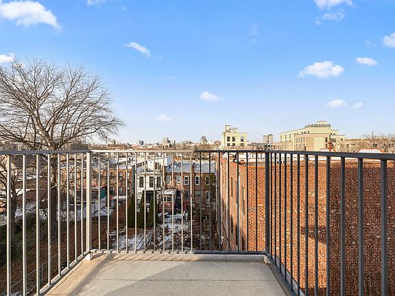 4th image of 379 Hawthorne St #4D