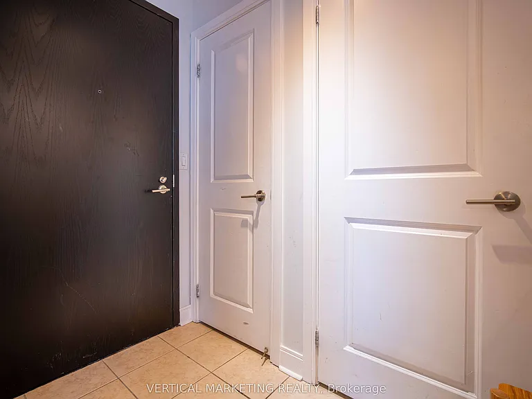 18 Yorkville Ave #1707 — Photo 8