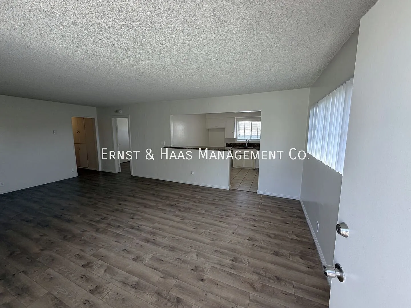 Lovely 2-Bedroom, 1-Bathroom Apartment with Private Garage! — Photo 2