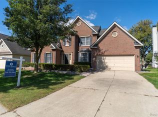 1048 Cantor Ln, South Lyon, MI 48178