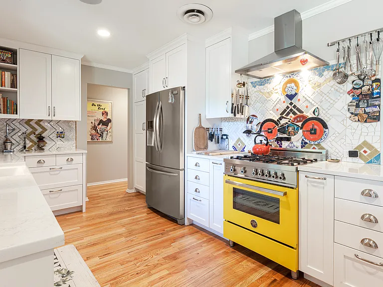 2410 Elmglen Dr — Photo 3