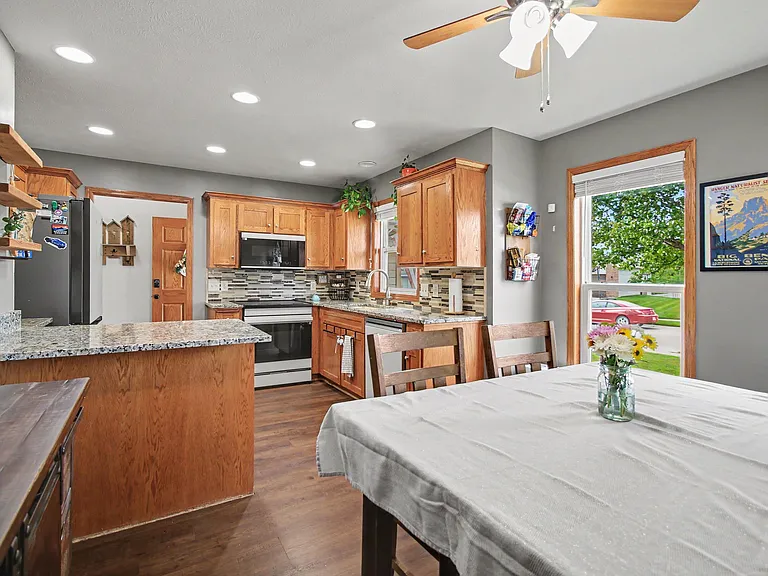 4615 Springview Dr — Photo 6