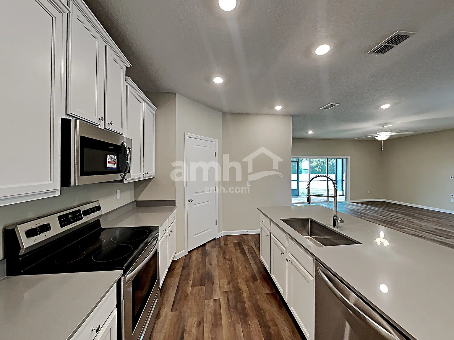 4 bed, 3.0 bath, 2028 sqft, $2,525 — Photo 3