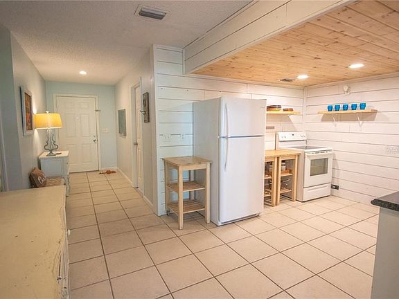 4th image of 904 W Saunders St