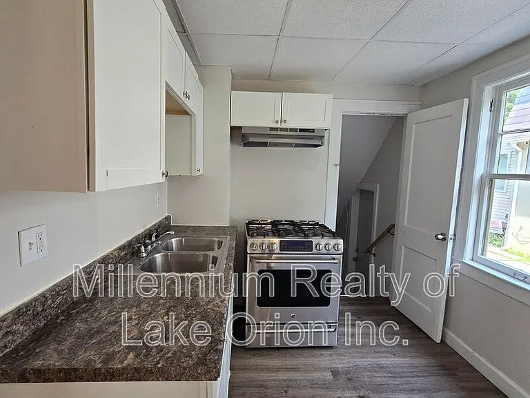 96 Oliver St — Photo 9