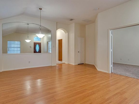 4th image of 1104 Hillwood Dr