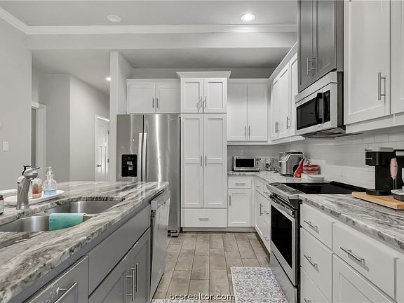 4th image of 3633 Kenyon Dr