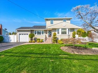 486 Grenadon Ln, North Babylon, NY 11703