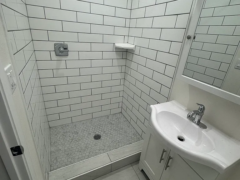 1611 1/2 Oak St — Photo 10