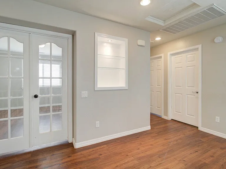 2143 W Marconi Ave — Photo 30