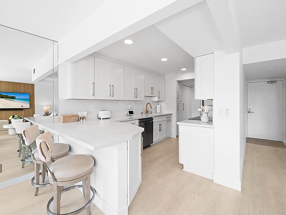 5th image of 799 Jeffery Street #303