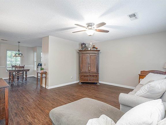 5th image of 222 Montclaire Cir