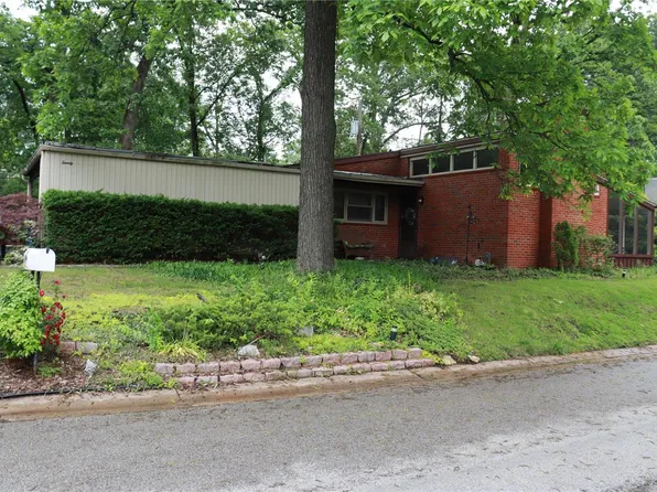 2216 Divot Dr, Saint Louis, MO 63131