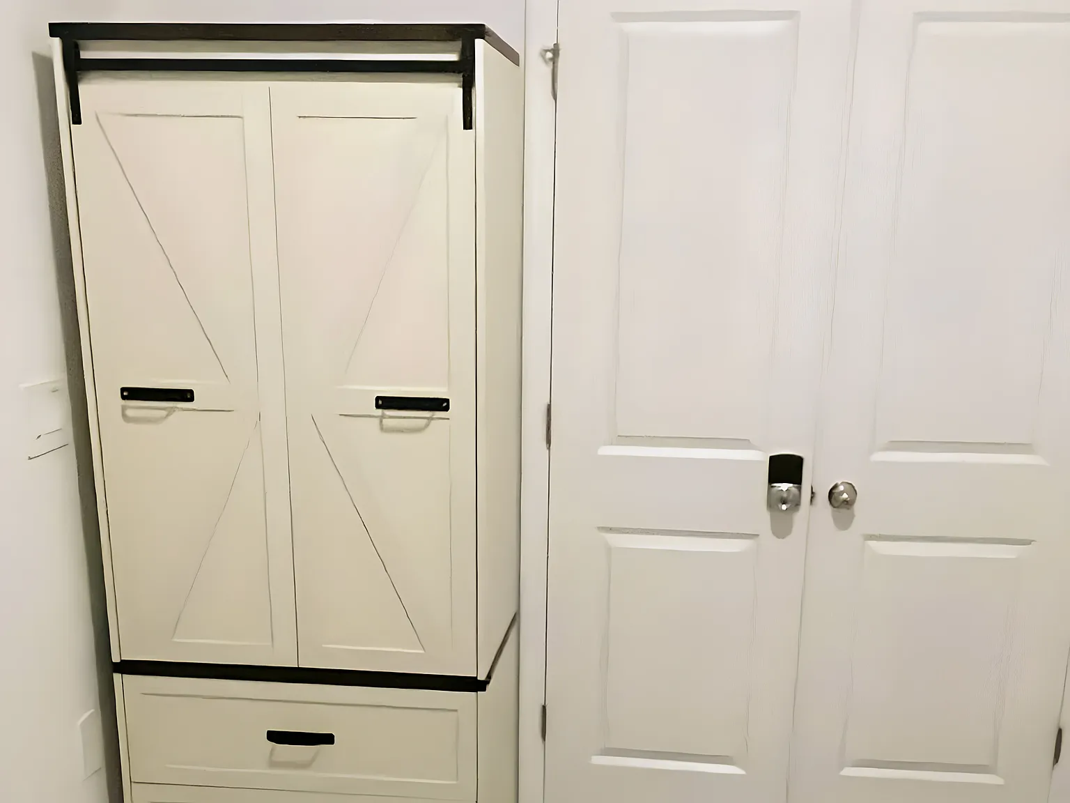 4 bed, 2.0 bath, 2109 sqft, $931 — Photo 1