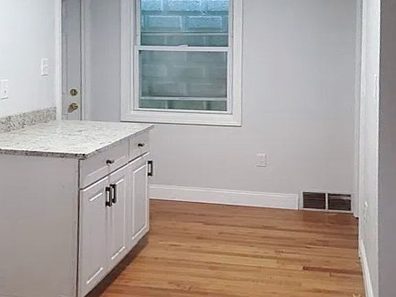 4th image of 142 University Ave