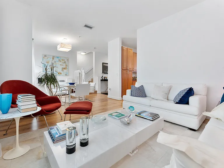 638 NW 38th Cir — Photo 37