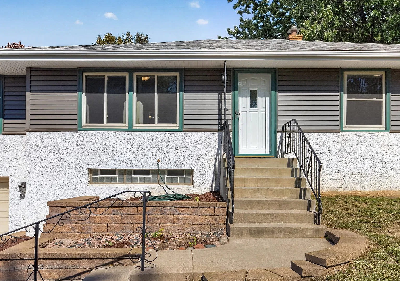 Newly remodeled 4-bedroom, 2-bath home in Inver Grove Heights- Available Now! — Photo 2