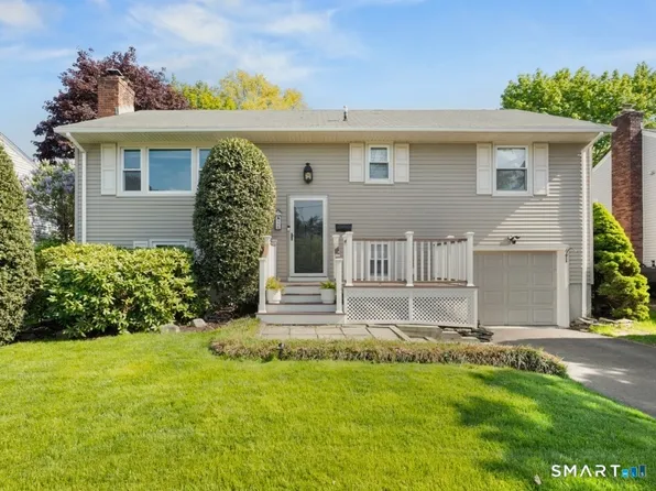 24 Heather Ln, Norwalk, CT 06851