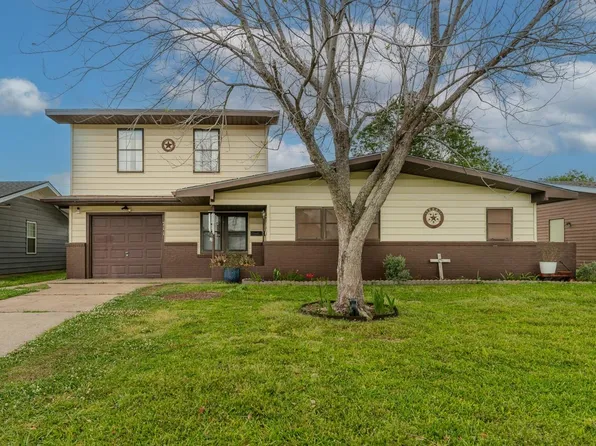 711 S 6th St, Nederland, TX 77627