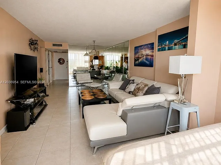 1000 Parkview Dr #505 — Photo 4