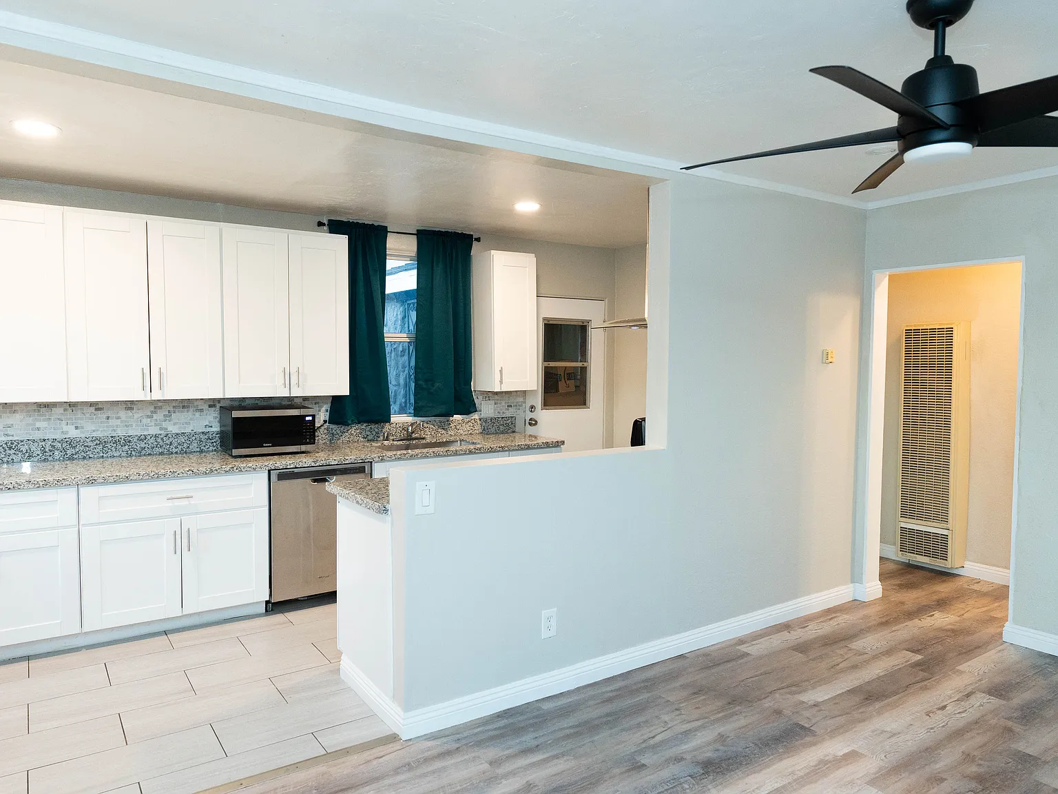 711 Iona Dr — Photo 2