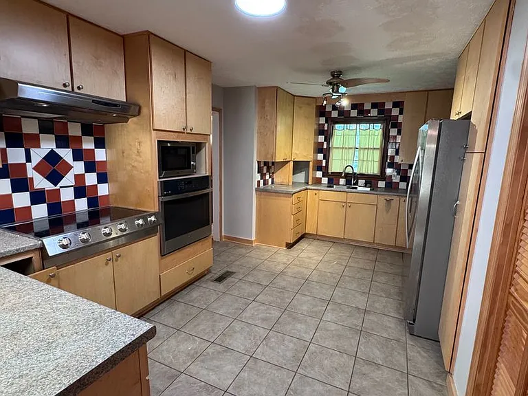 330 Heards Ln — Photo 7