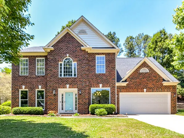 620 Meadow Lake Dr, Matthews, NC 28105