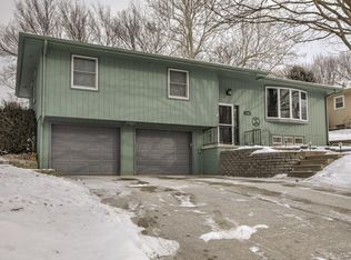 306 Redbud Ln, Council Bluffs, IA 51503