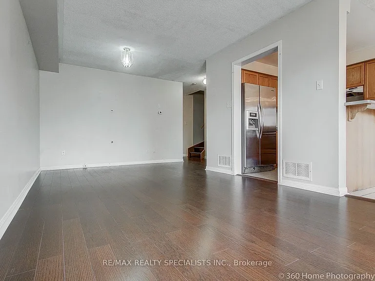 97 Piperbrook Cres — Photo 8
