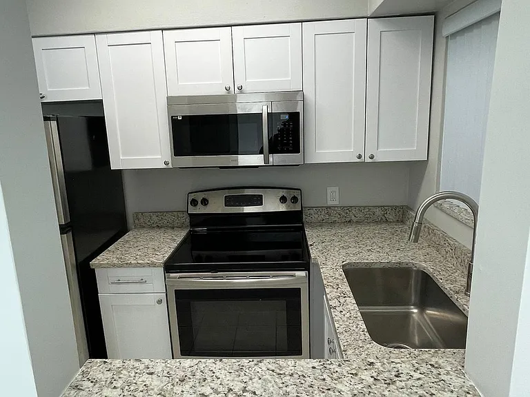 6400 NE 18th Ave #11 — Photo 8