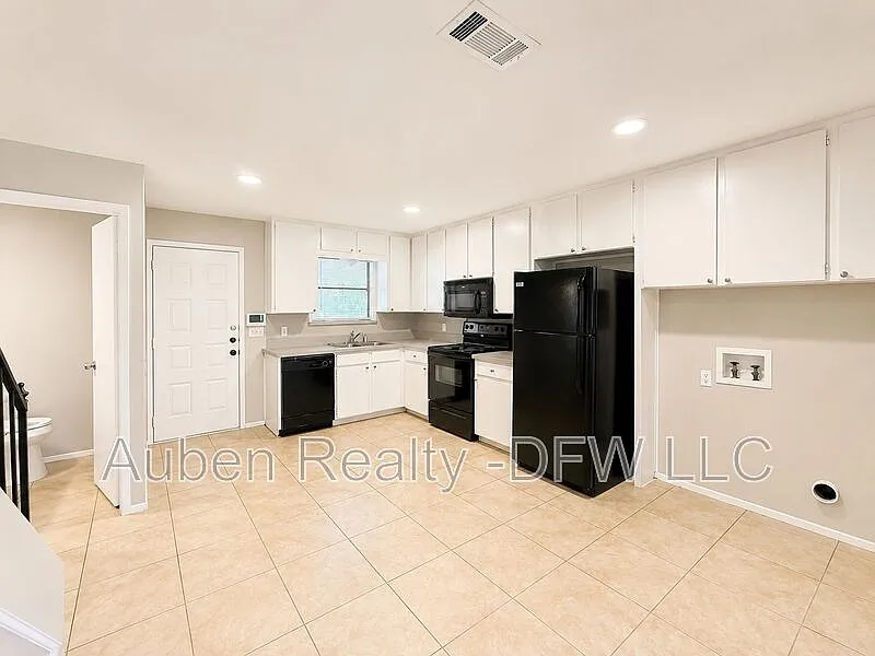 2 bed, 1.5 bath, 1136 sqft, $1,275 — Photo 4