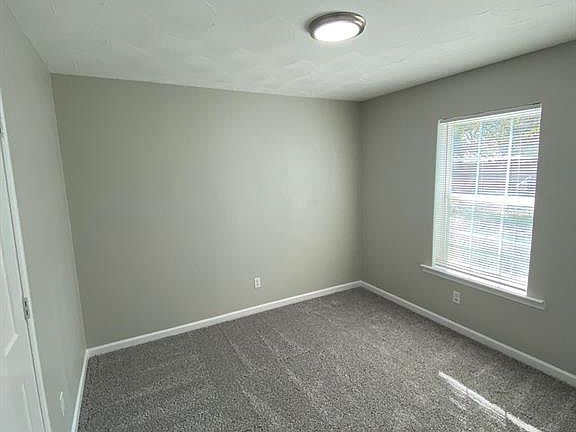 3rd image of 14400 Oakwood Ln