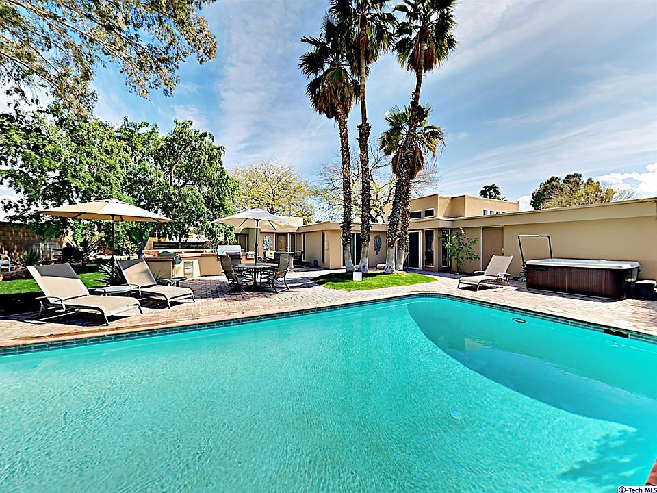 1st image of 576 E Desert Holly Cir