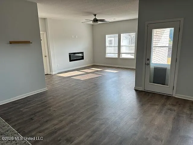 4 bed, 2.0 bath, 1819 sqft, $2,550 — Photo 2