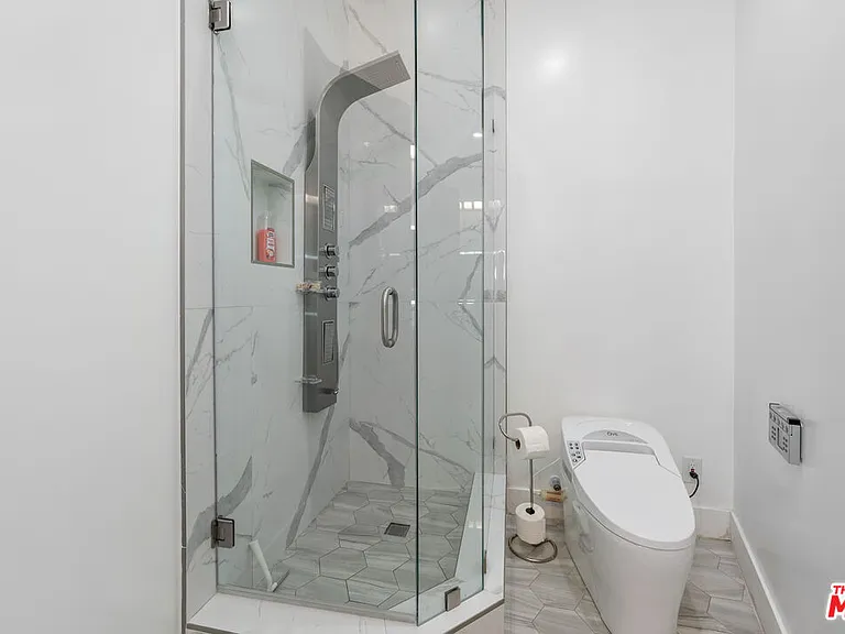 6181 Temple Hill Dr — Photo 32
