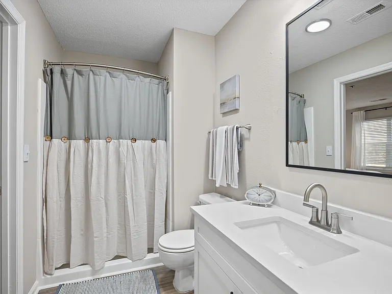 Northlake Apartments — Photo 12