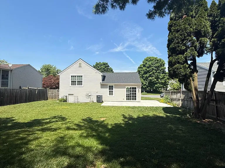 805 London Ct — Photo 33