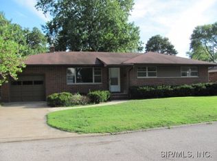 686 Maurice St, Wood River, IL 62095