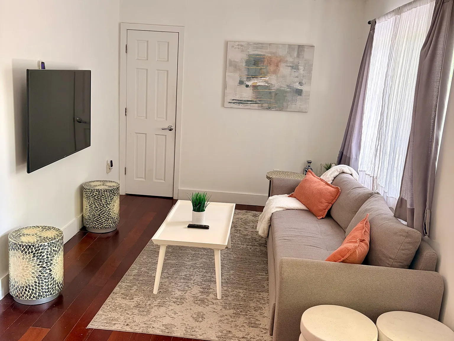 1 bed, 550 sqft, $1,900 — Photo 2